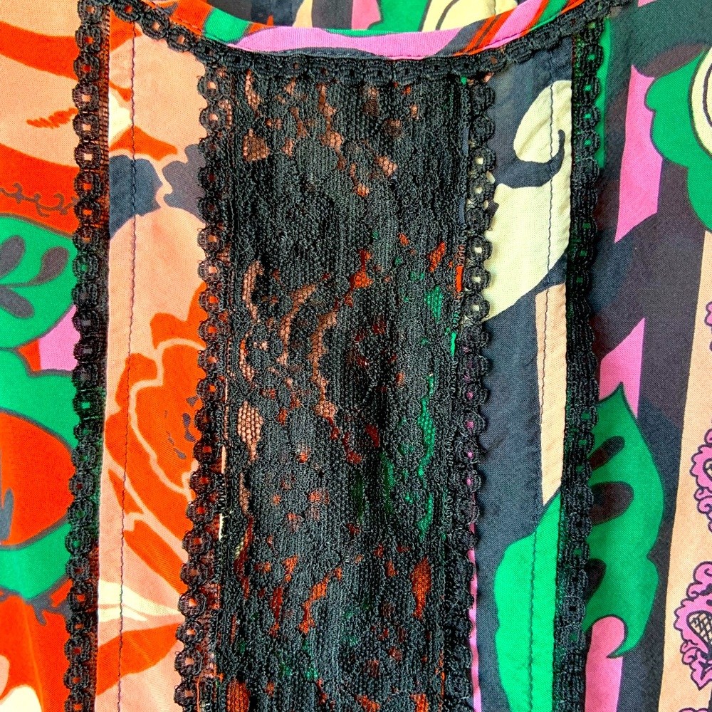 A 100 % silk blouse with a vintage flair.